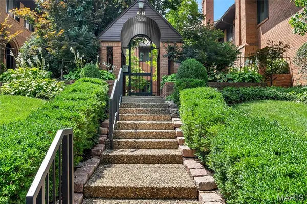 139 N Central AVE #B, Clayton, MO 63105