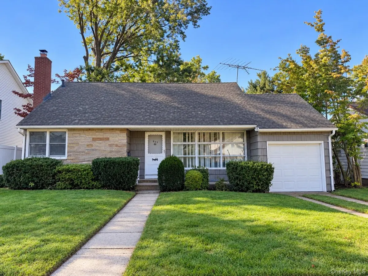 625 Knollwood DR, West Hempstead, NY 11552
