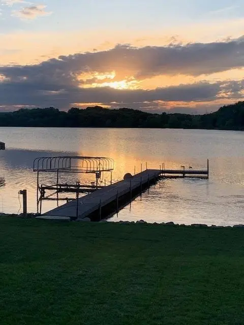 8404 Waters Edge DR, Chanhassen, MN 55317
