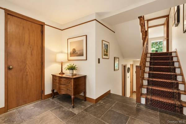 1620 Stewart LN, Laurel Hollow, NY 11791