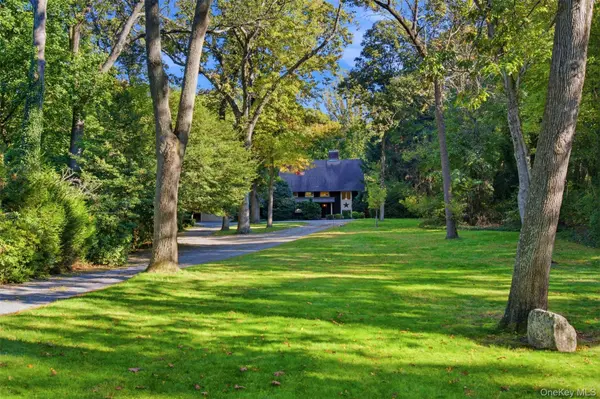 1620 Stewart LN, Laurel Hollow, NY 11791