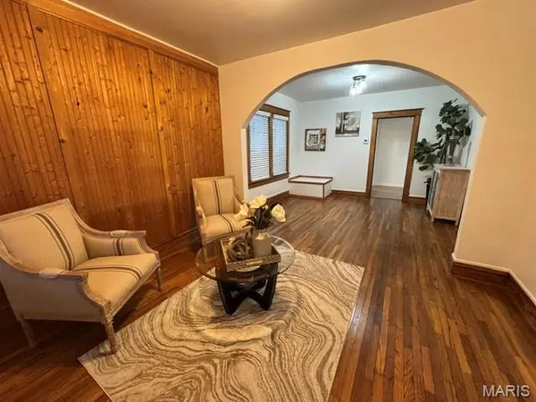5379 Arlington AVE, St Louis, MO 63120
