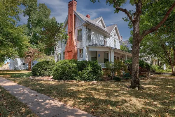 1002 E 9th Ave, Winfield, KS 67156