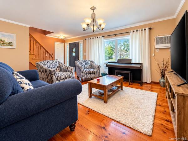 10 University PL, Glen Head, NY 11545