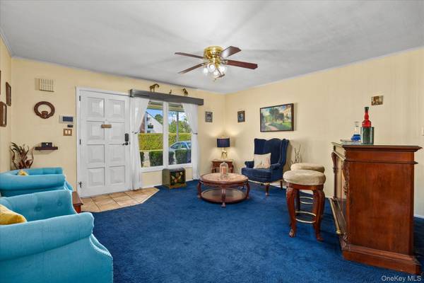 18 Washington ST, Hicksville, NY 11801
