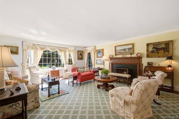 94 Ryefield RD, Locust Valley, NY 11560
