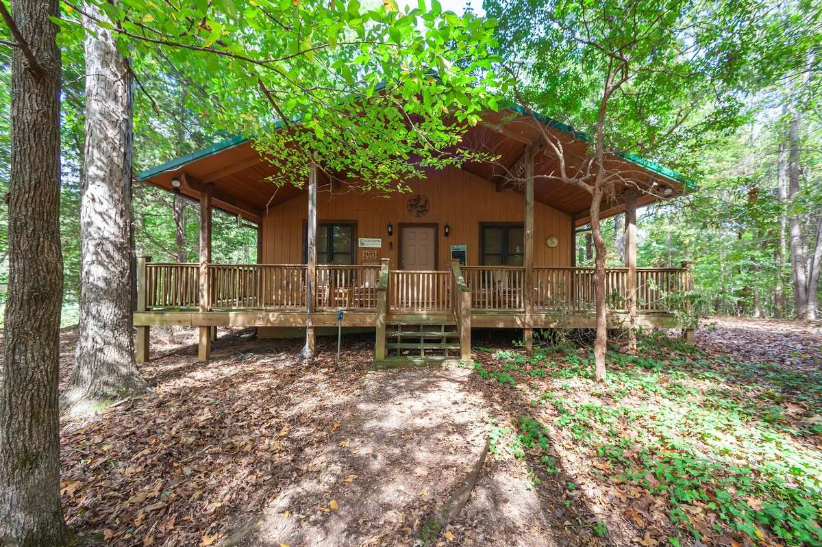 2082 Farmsville Rd, Wildersville, TN 38388