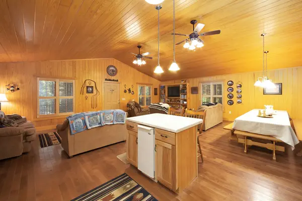 2082 Farmsville Rd, Wildersville, TN 38388
