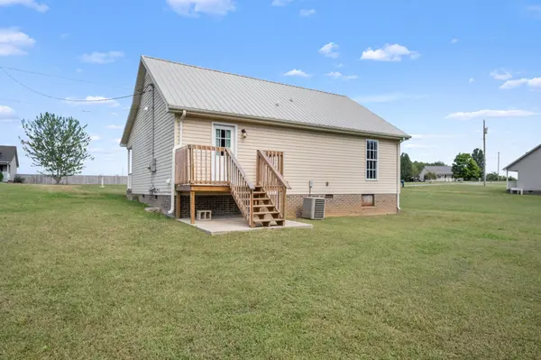 7 Crockett Dr, Fayetteville, TN 37334