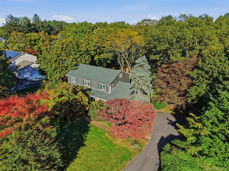 30 Manor RD, Greenlawn, NY 11740