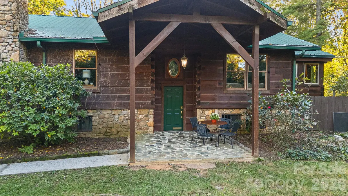 104 Paramount DR, Leicester, NC 28748