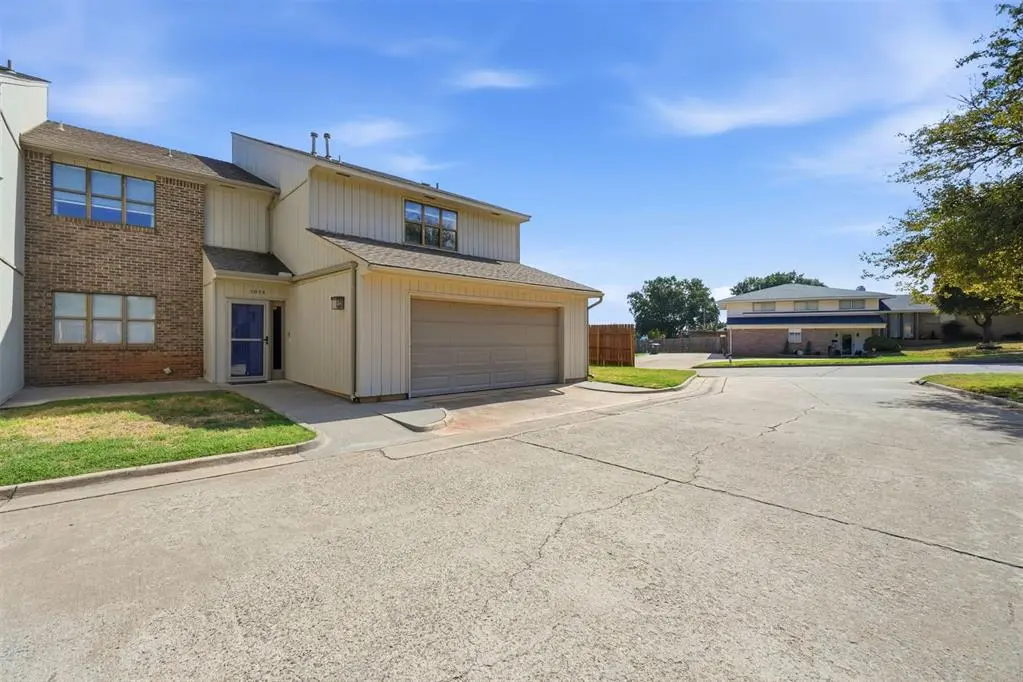1011 Mockingbird LN, Clinton, OK 73601