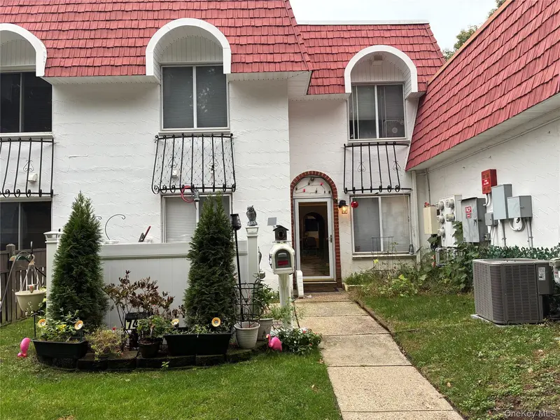 746 Blue Ridge DR, Medford, NY 11763