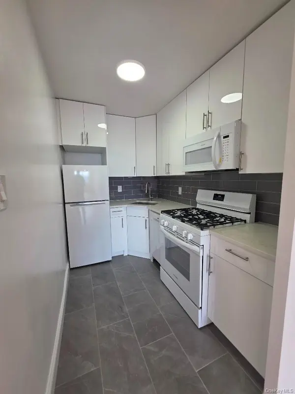 61-20 Grand Central Pkwy #C807, Forest Hills, NY 11375