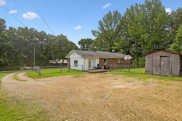 208 Church St #S, Mc Ewen, TN 37101
