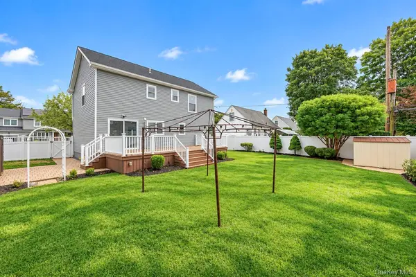 18 Hitchcock LN, Farmingdale, NY 11735