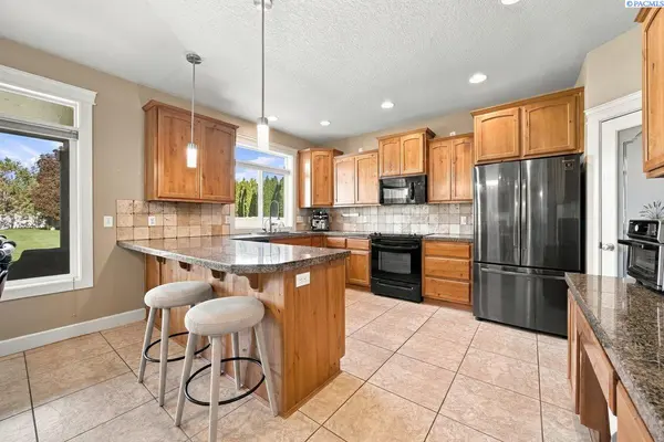 103512 Nicole Dr, Kennewick, WA 99338