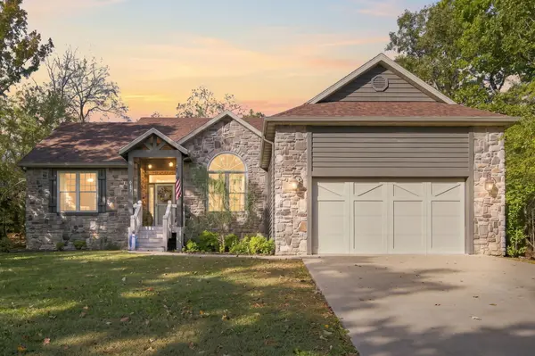 617 Crossing DR, Branson West, MO 65737