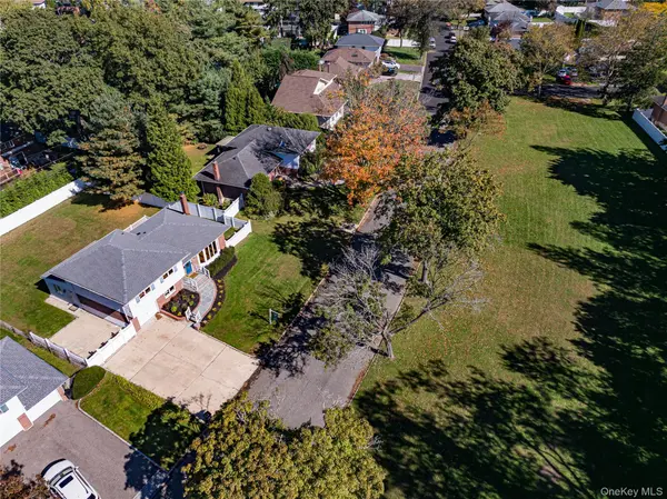 27 Schoenfield LN, Melville, NY 11747