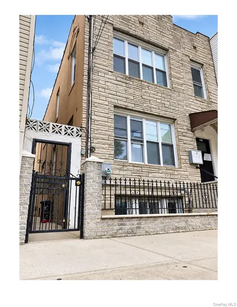 36-13 Greenpoint AVE, Long Island City, NY 11101