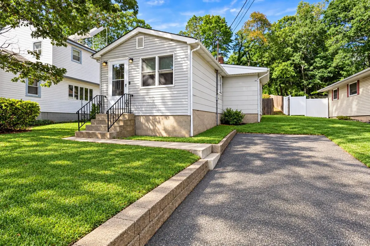 3 Edgewood AVE, Farmingville, NY 11738