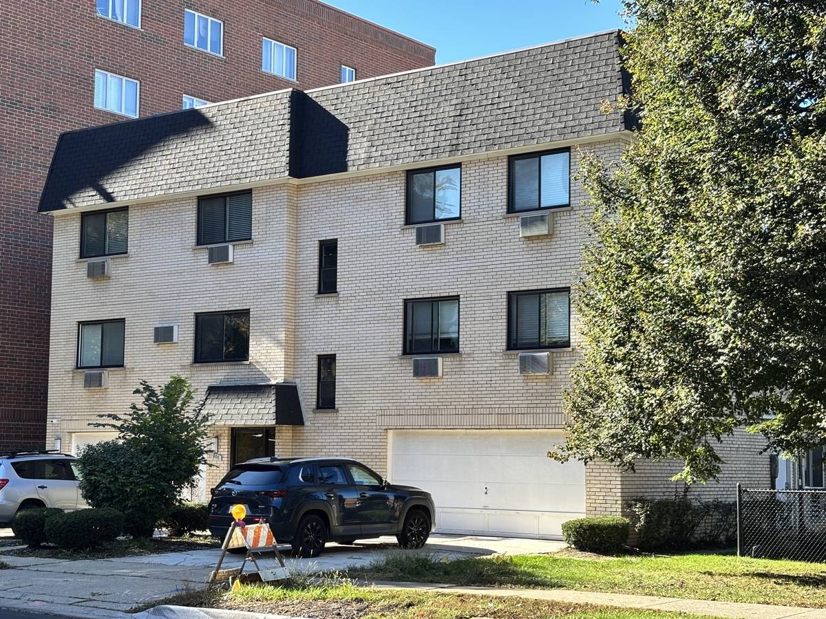 800 Graceland AVE #303, Des Plaines, IL 60016
