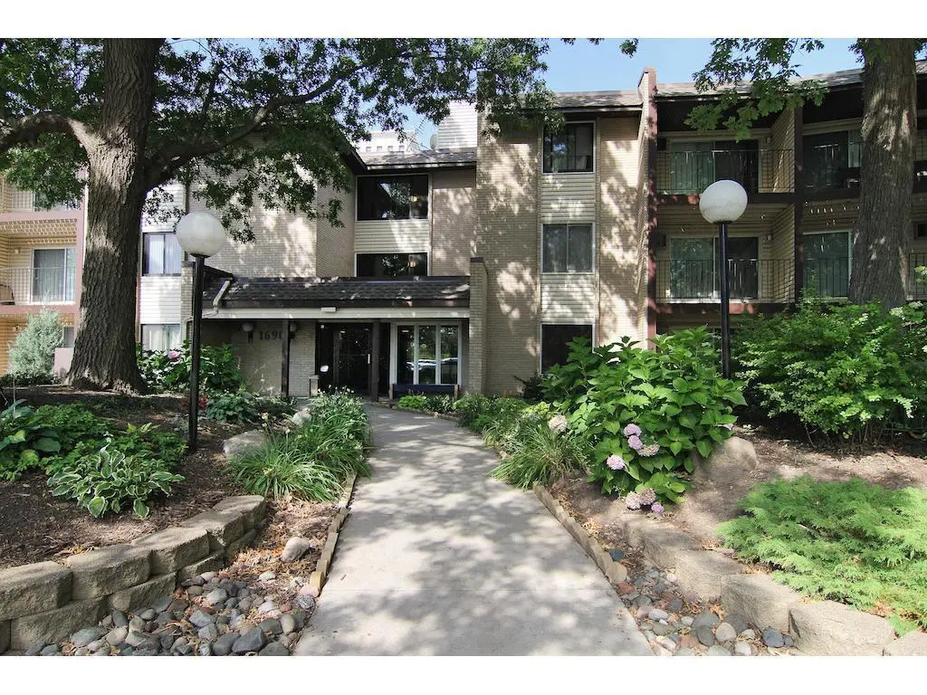 1690 Highway 36 W #221, Roseville, MN 55113