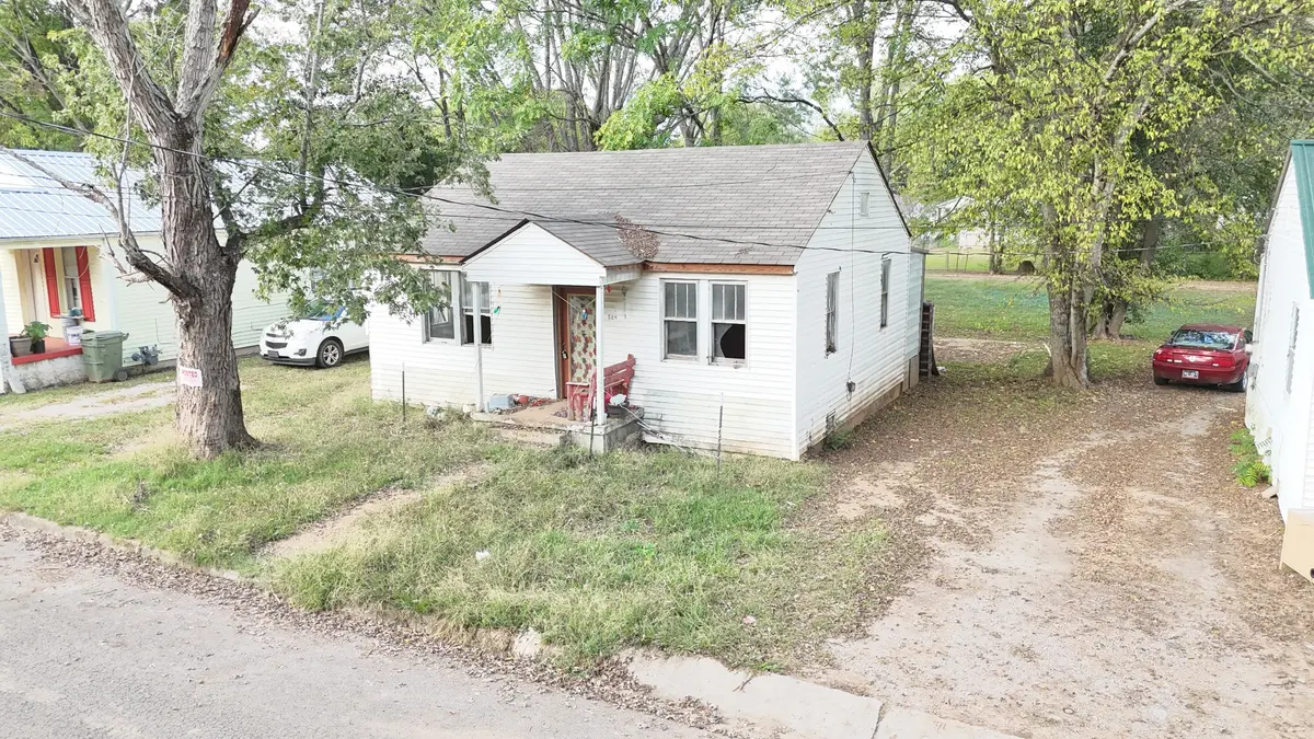 524 3rd St, Lawrenceburg, TN 38464