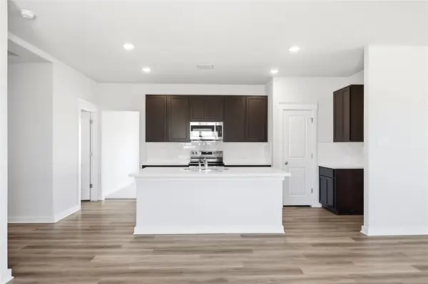 709 Red Wolf DR, Jarrell, TX 76537