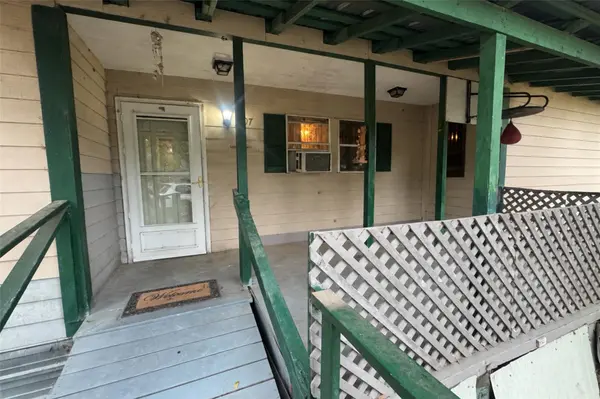 507 Crockett ST, Martindale, TX 78655