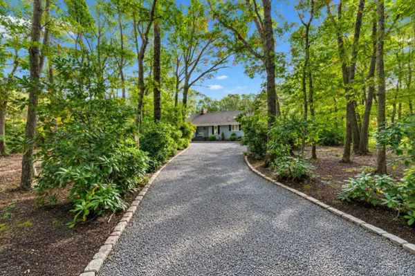 14 N Quarter RD, Westhampton, NY 11977