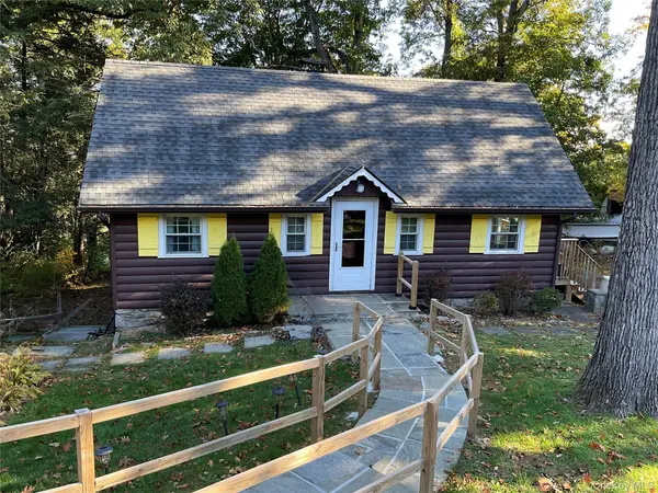 32 Crest DR, Mahopac, NY 10541