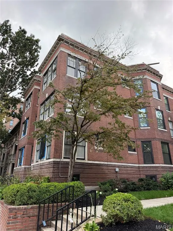 527 Clara AVE #2A, St Louis, MO 63112