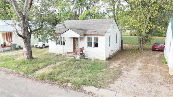 524 3rd St, Lawrenceburg, TN 38464