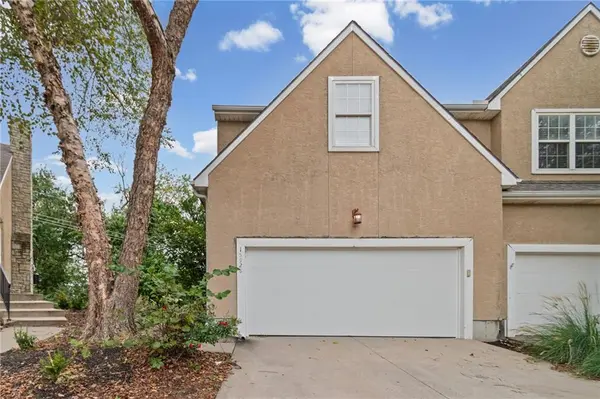 15926/15928 W 91st TER, Lenexa, KS 66219
