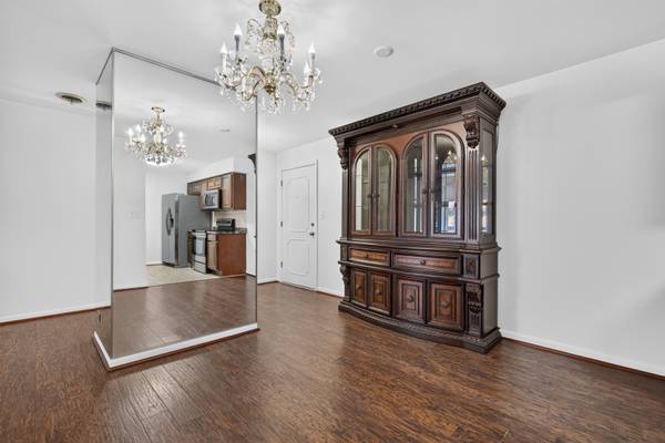 450 W Downer PL #3D, Aurora, IL 60506
