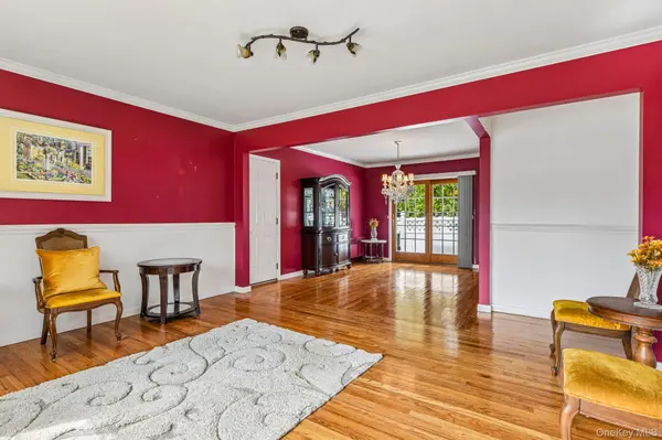 99 Harmony DR, Massapequa Park, NY 11762