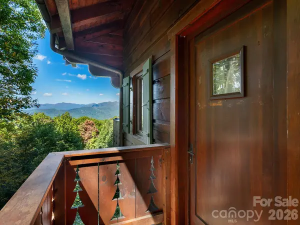 8 Edelweiss LN, Swannanoa, NC 28778