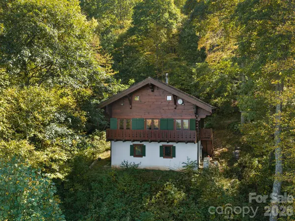 8 Edelweiss LN, Swannanoa, NC 28778