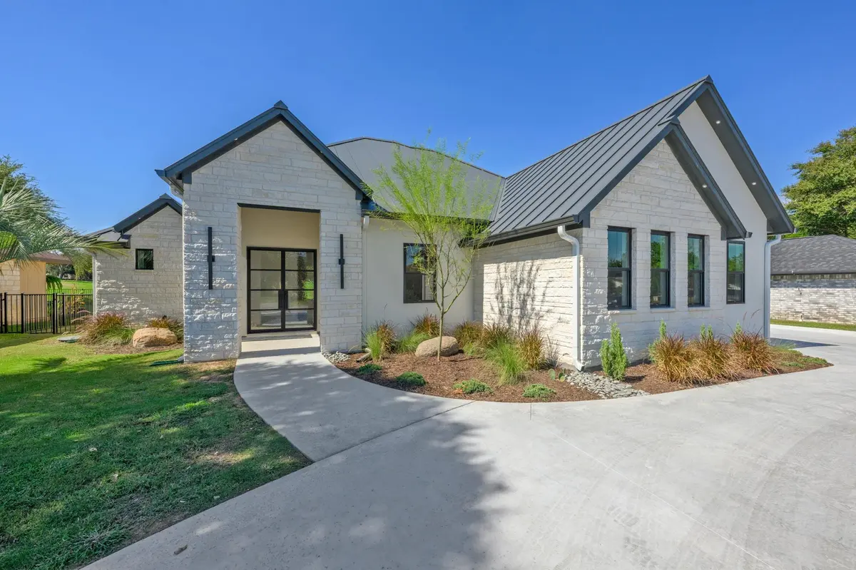 114 Meadowlakes DR, Meadowlakes, TX 78654