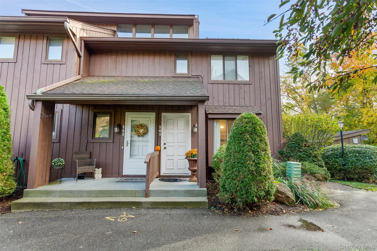 241 Old Farm LN, Mohegan Lake, NY 10547