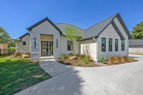 114 Meadowlakes DR, Meadowlakes, TX 78654