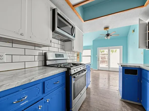 1805 Cedarlawn ST, Taylor, TX 76574