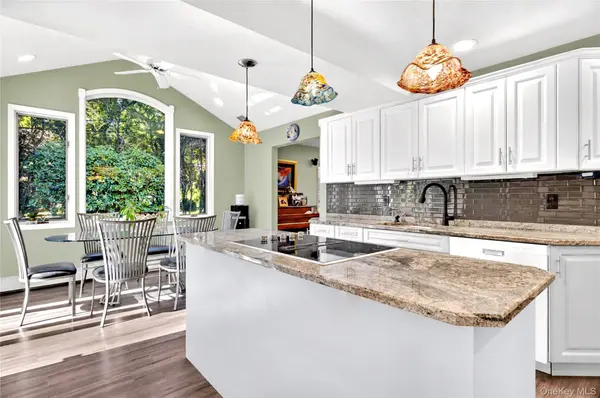 29 Barberry LN, East Hills, NY 11577