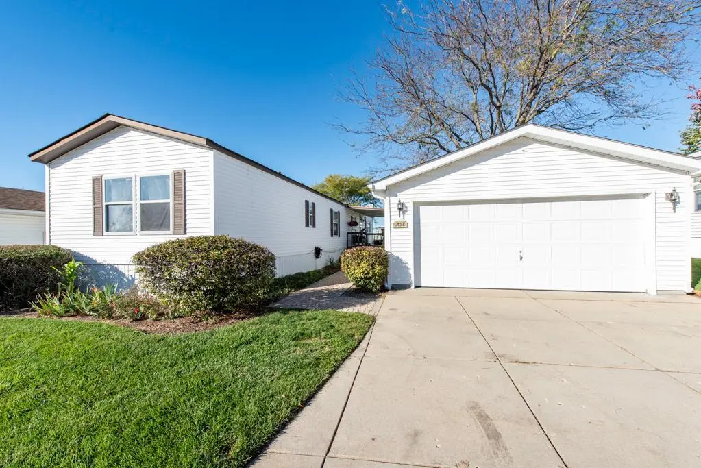 3158 Patricia LN, Park City, IL 60085