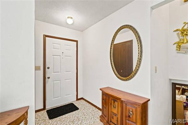 103 Rolling Meadows DR, Godfrey, IL 62035