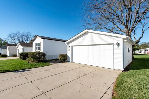 3158 Patricia LN, Park City, IL 60085