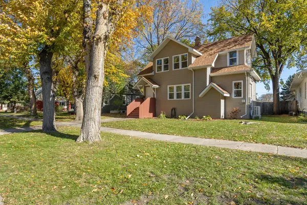 915 1st ST N, Fargo, ND 58102