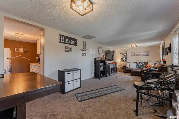 112 PALMER AVE, Lincoln, IL 62656
