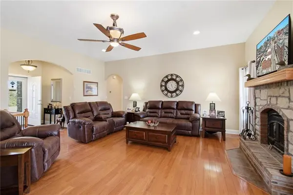 25303 E 199th ST, Pleasant Hill, MO 64080